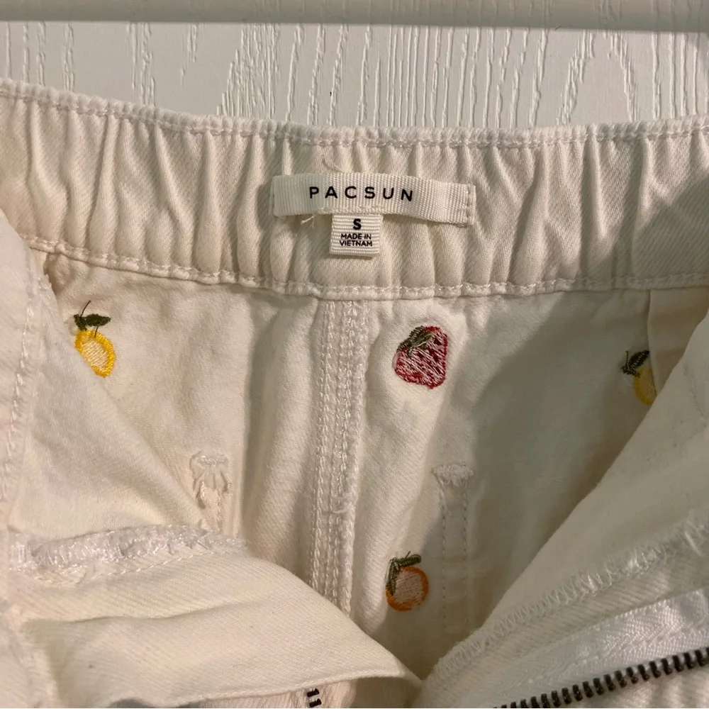 PacSun Fruit Embroidered White Denim Shorts Novelty Cherry Summer Beach Size Sm - Picture 4 of 6